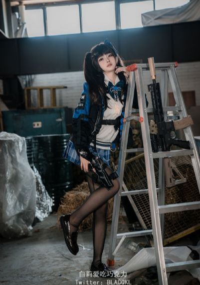 绛红雪白的花瓣_高清在线播放
